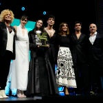 BARCELONA, 14/12/2022.- El elenco de "Cardo", (Atresmedia) recibe el Premio Ondas Nacional de Televisión a la mejor serie de drama durante la gala de entrega de los Premios Ondas 2022 celebrada este miércoles en el Gran Teatro del Liceu de Barcelona. EFE / Enric Fontcuberta