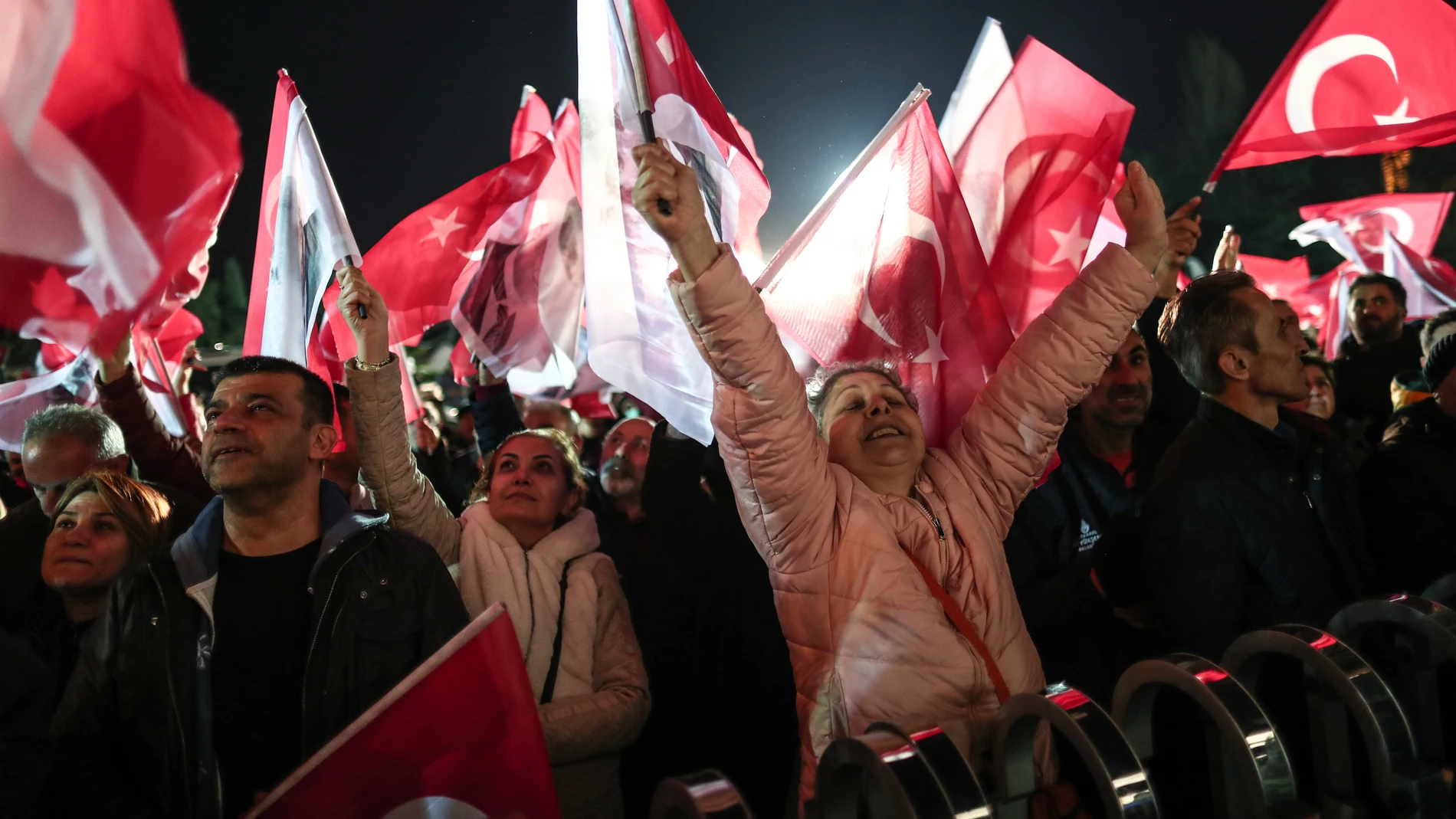 Simpatizantes del principal partido de la oposición, el Partido Republicano del Pueblo (CHP), se reúnen en un mitin para mostrar su apoyo al alcalde de Estambul, Ekrem Imamoglu