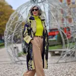 Carmen Gimeno con abrigo de Zara y zapatillas.