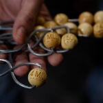 Los bombos del Sorteo Extraordinario de la Lotería de Navidad llegan al Teatro Real, cuando quedan sólo ocho días para que se celebre esta tradición que se convierte, como es habitual, en el pistoletazo de salida de las fiestas navideñas. En la imagen, bolas correspondientes al premio Gordo