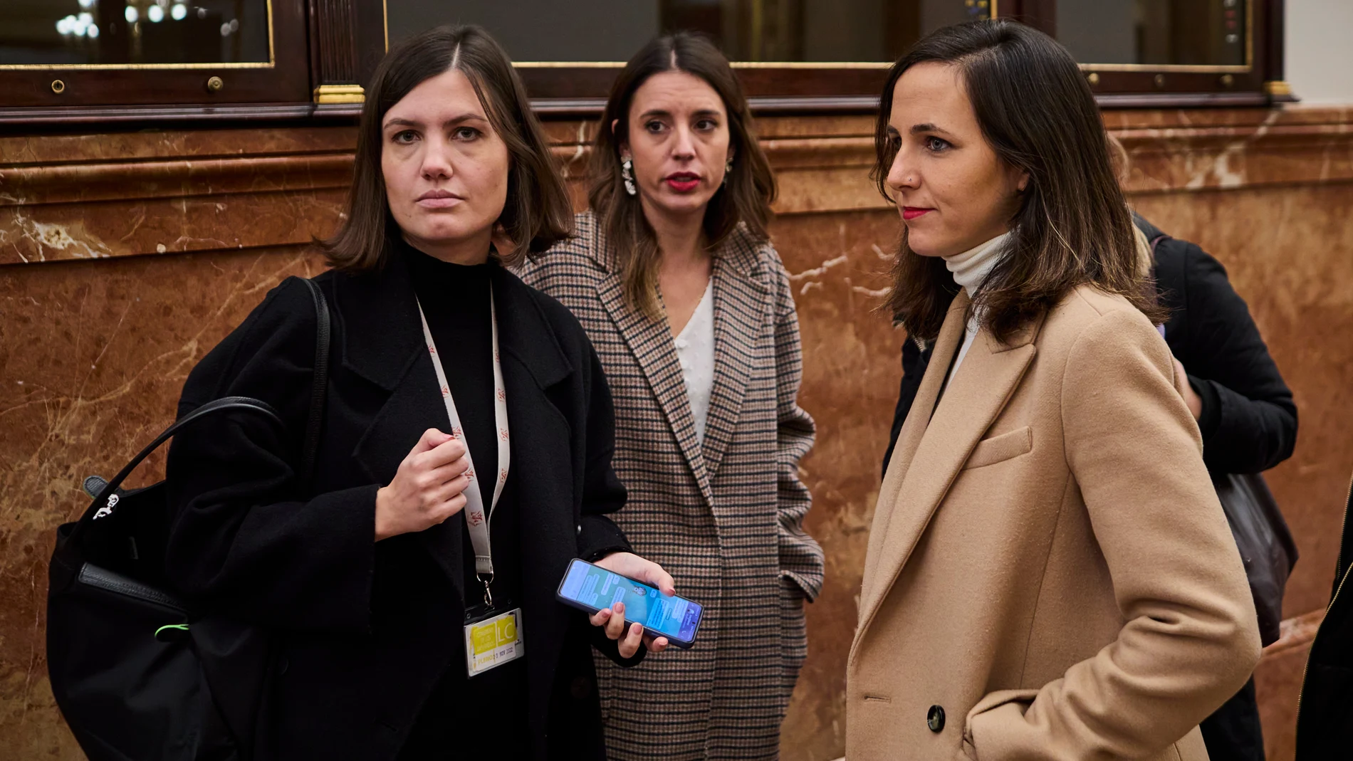 Las ministras de Igualdad, Irene Montero y de Derechos Sociales, Ione Belarra , durante la sesión de control del Gobierno celebrada este miércoles en el Congreso en Madrid