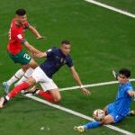 Mbappé, Achraf Dari (i) y Bono en el Francia-Marruecos, la semifinal del Mundial de Qatar