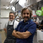 GRAF4808. NARA (JAPÓN), 14/12/2022.- (dcha a izda) Los chefs vascos Diego Guerrero, Gorka Txapartegi y Álvaro Garrido, reconocidos todos ellos con estrella Michelin, confeccionaron y elaboraron este miércoles un menú para presentar la cocina de Euskadi a los comensales japoneses. EFE/ Edurne Morillo