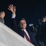 El alcalde de Estambul, Ekrem Imamoglu (C), saluda a sus seguidores durante un mitin frente al Ayuntamiento de Estambul, tras su juicio