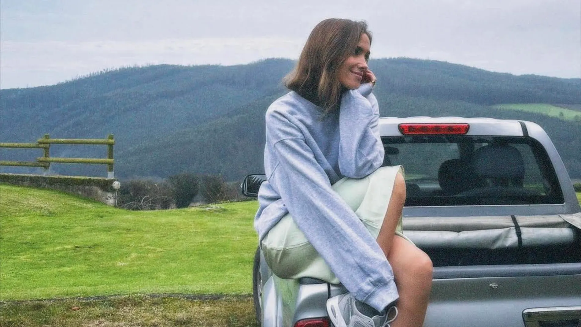 María Pombo con zapatillas y falda.