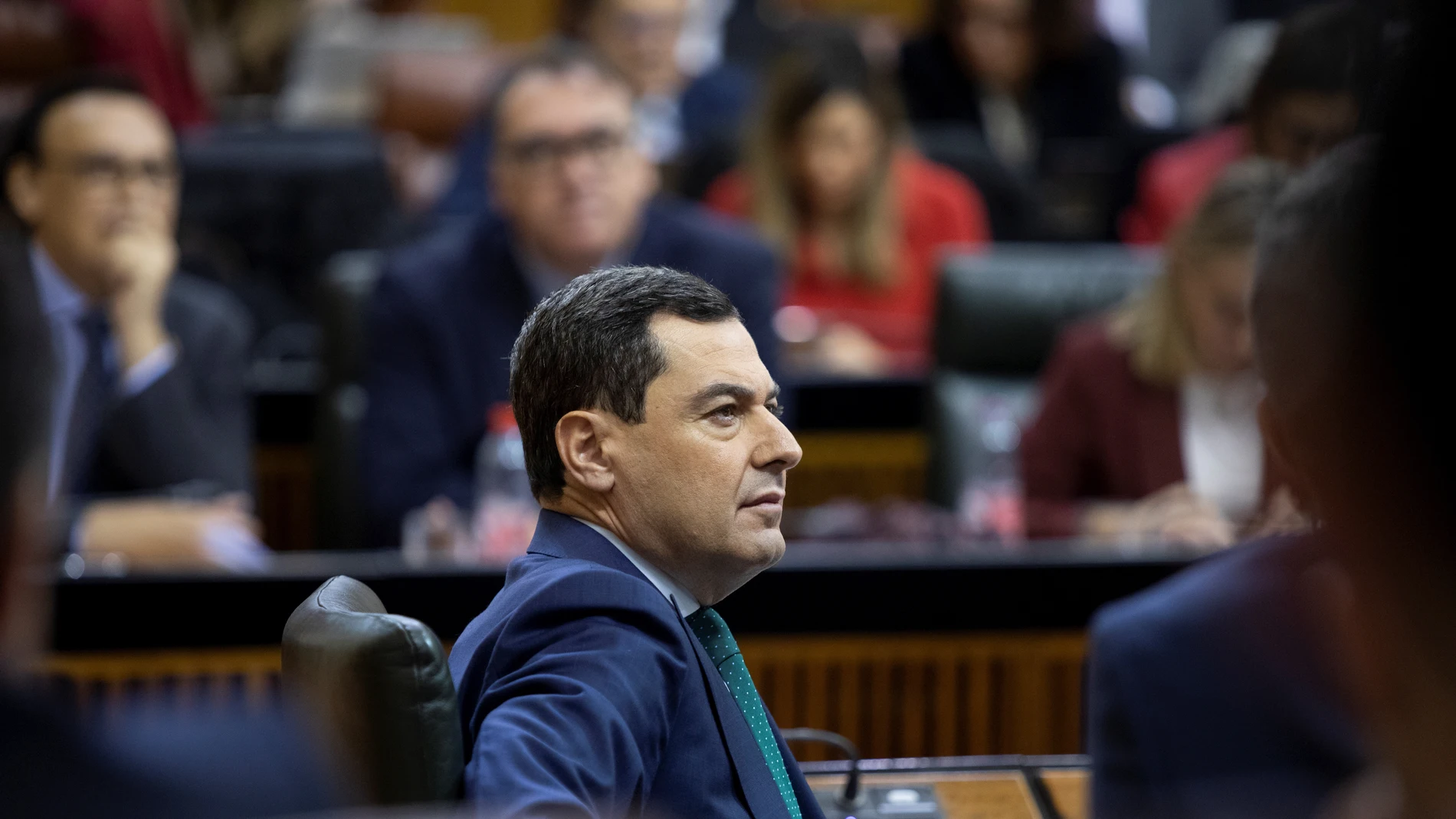 El presidente de la Junta de Andalucía, Juanma Moreno, en la sesión de control al Gobierno. María José López / Europa Press