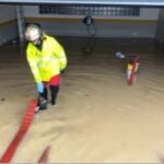 Bomberos de la Comunidad de Madrid achican agua de un garaje de Majadahonda