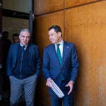 El presidente de la Junta de Andalucía, Juanma Moreno (d), junto al diputado y Coordinador general del Partido Popular, Elías Bendodo (i). María José López / Europa Press