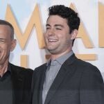 Tom Hanks, junto a su hijo, Truman. AP
