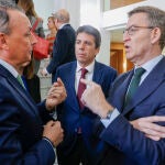 El presidente del Partido Popular, Alberto Núñez Feijóo (dcha) ,junto al presidente del PPCV, Carlos Mazón (c) y el presidente de la CEV, Salvador Navarro, momentos antes de mantener una reunión con la Confederación Empresarial de la Comunidad Valenciana.