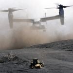 Un MV-22 Osprey despega mientras la Fuerza de Autodefensa Terrestre de Japón vigila la zona de aterrizaje durante un ejercicio militar conjunto con marines estadounidenses en Gotemba, al suroeste de Tokio, el 15 de marzo de 2022