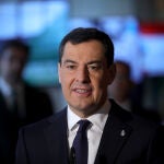 El presidente de la Junta de Andalucía, Juanma Moreno, atiende a los medios de comunicación en la sede de EOI
