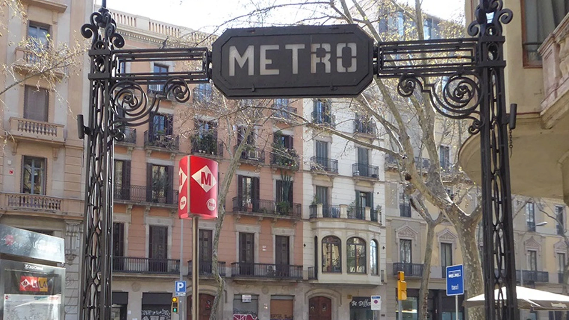 Acceso al metro de Urquinaona en Barcelona
