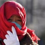 Un trabajador se ajusta la mascarilla en Pekín