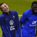 Youssouf Fofana (derecha) se ríe al lado de Mbappé en el último entrenamiento antes de la final del Mundial de Qatar entre Francia y Argentina