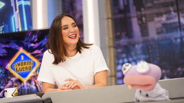 Tamara Falcó con look navideño en 'El Hormiguero'.