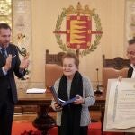 La viuda de Jiménez Lozano, Dora Vicente, y uno de sus hijos, Ángel, recogen la Medalla de Oro de Valladolid a título póstumo para el universal escritor