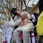 Uno de los manifestantes de ayer en Madrid simula una ejecución pública como las que suceden en Irán