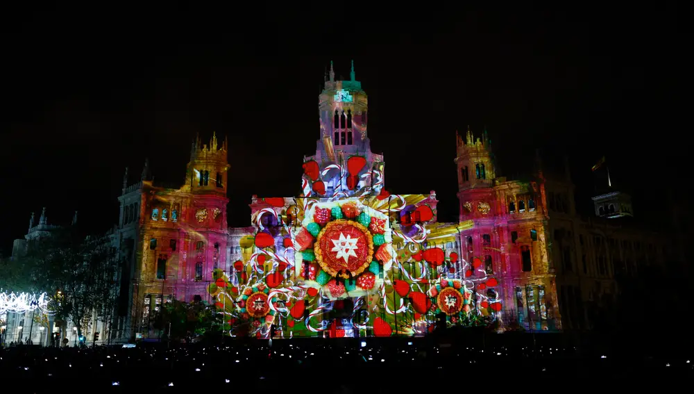 Escenas navideñas sobre la fachada del Ayuntamiento