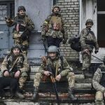 Soldados ucranianos descansan cerca de su posición en Bajmut, región de Donetsk