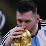 Messi besa la Copa del Mundo
