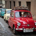 GRAF6885. PAMPLONA, 18/12/2022.- Alrededor de una treintena de coches Seat 600 han llegado este domingo a Pamplona por el recorrido del encierro durante la "seiscientos", una Vuelta a España por provincias y por relevos en SEAT 600. EFE/Villar López