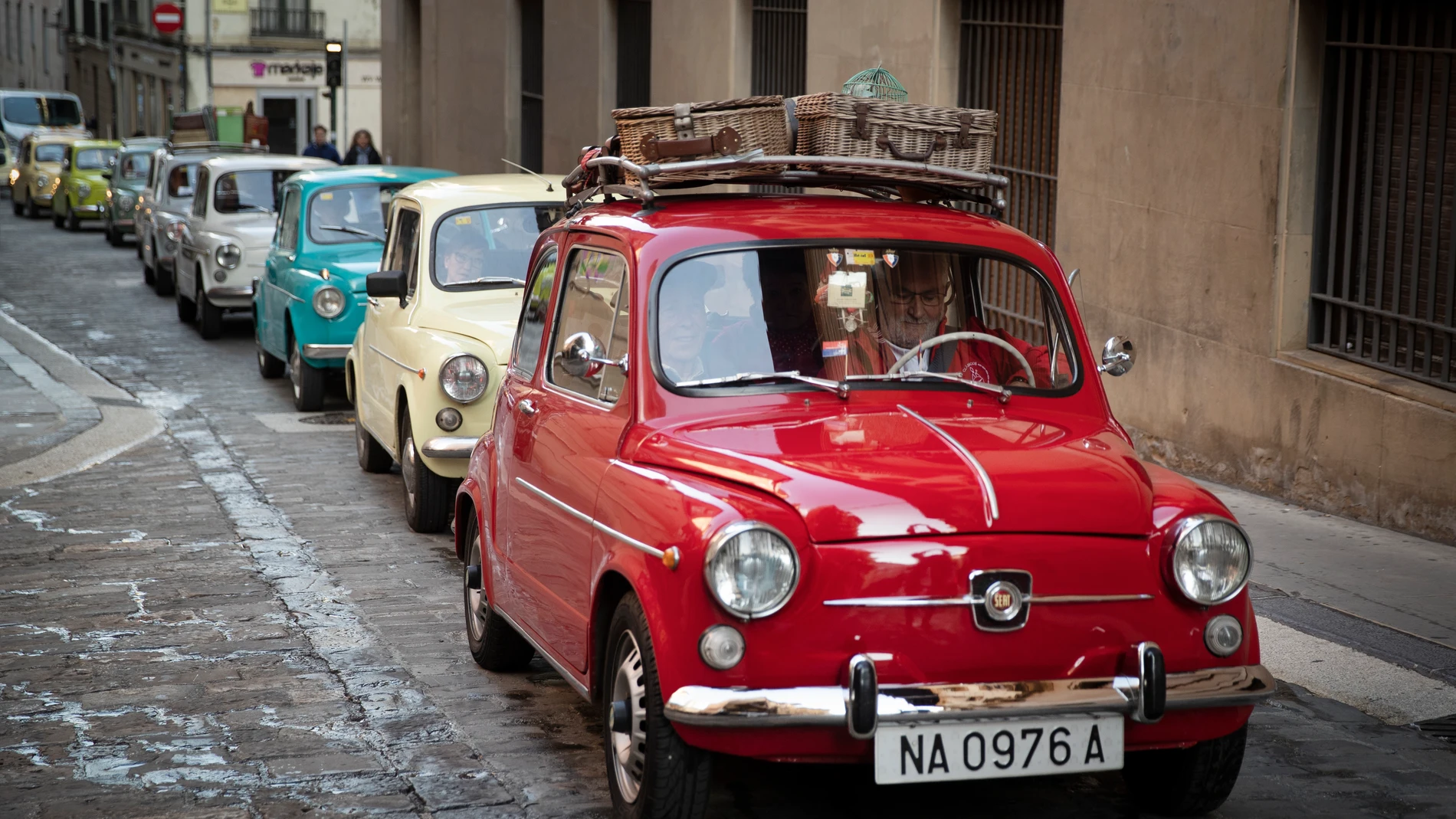 GRAF6885. PAMPLONA, 18/12/2022.- Alrededor de una treintena de coches Seat 600 han llegado este domingo a Pamplona por el recorrido del encierro durante la "seiscientos", una Vuelta a España por provincias y por relevos en SEAT 600. EFE/Villar López