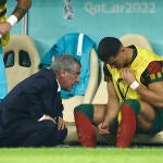 Fernando Santos habla con Cristiano Ronaldo en los octavos de final del Mundial de Fútbol Qatar 2022 entre Portugal y Suiza