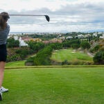 Una jugadora de golf golpea la bola en el campo de golf de Villapadierna (Marbella, Málaga), uno de los más grandes y lujosos de Andalucía