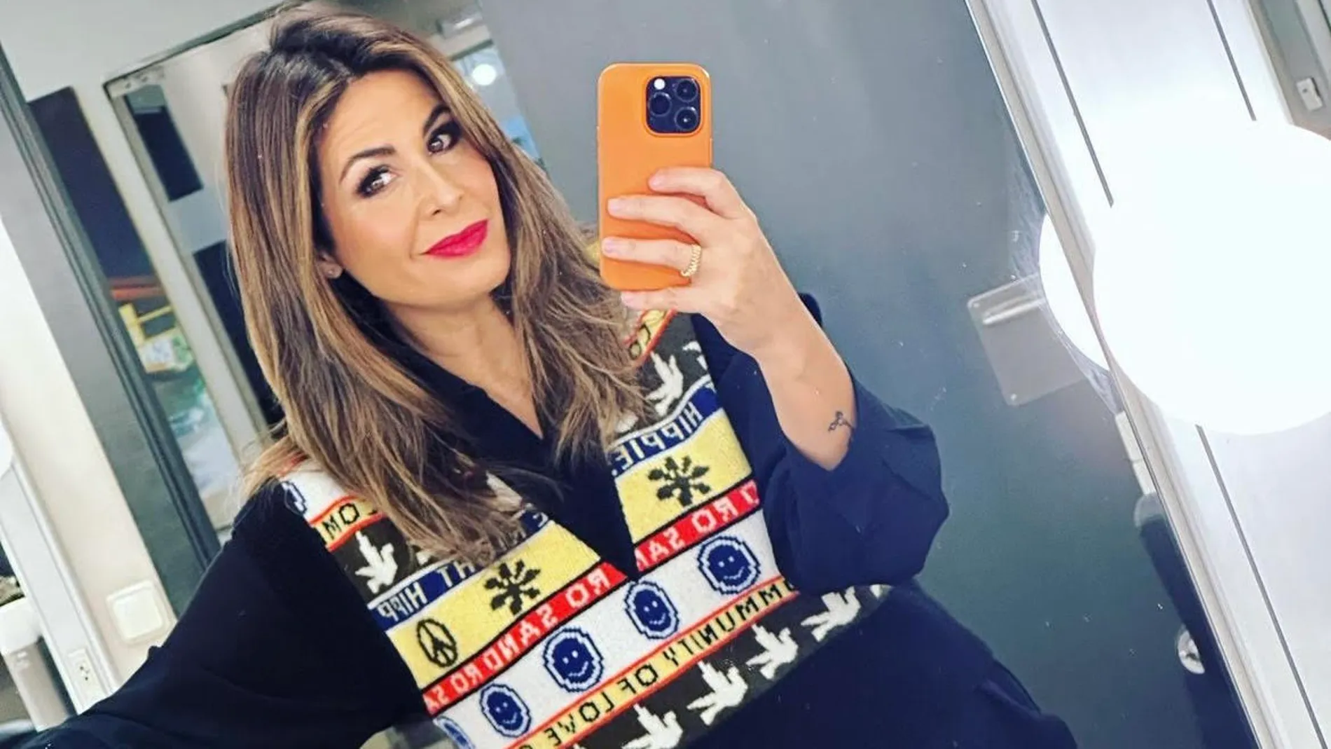 Nuria Roca con chaleco perfecto para Navidad.