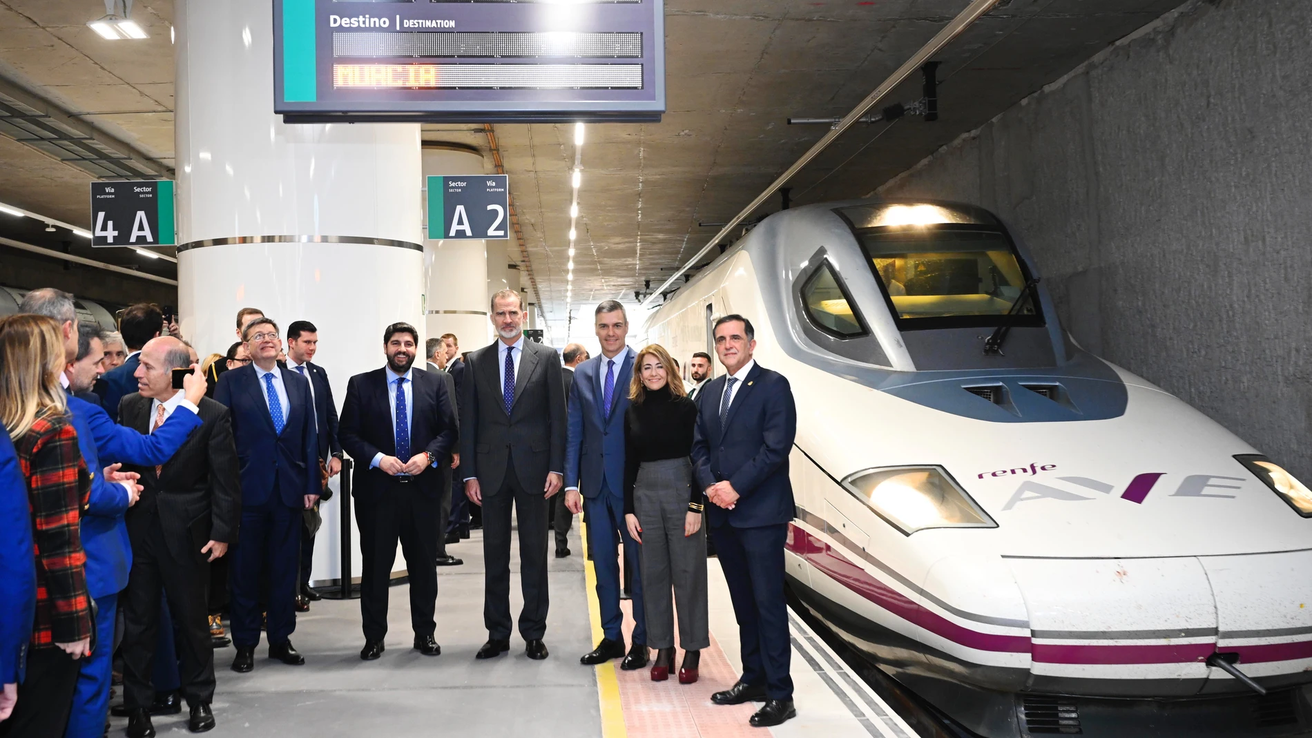 El rey Felipe VI, junto al presidente del Gobierno central, Pedro Sánchez; el presidente de la Comunidad Valenciana, Ximo Puig; el presidente de la Región de Murcia, Fernando López Miras, el alcalde de Murcia, Antonio Serrano, y la ministra de Transportes, Movilidad y Agenda Urbana, Raquel Sanchez