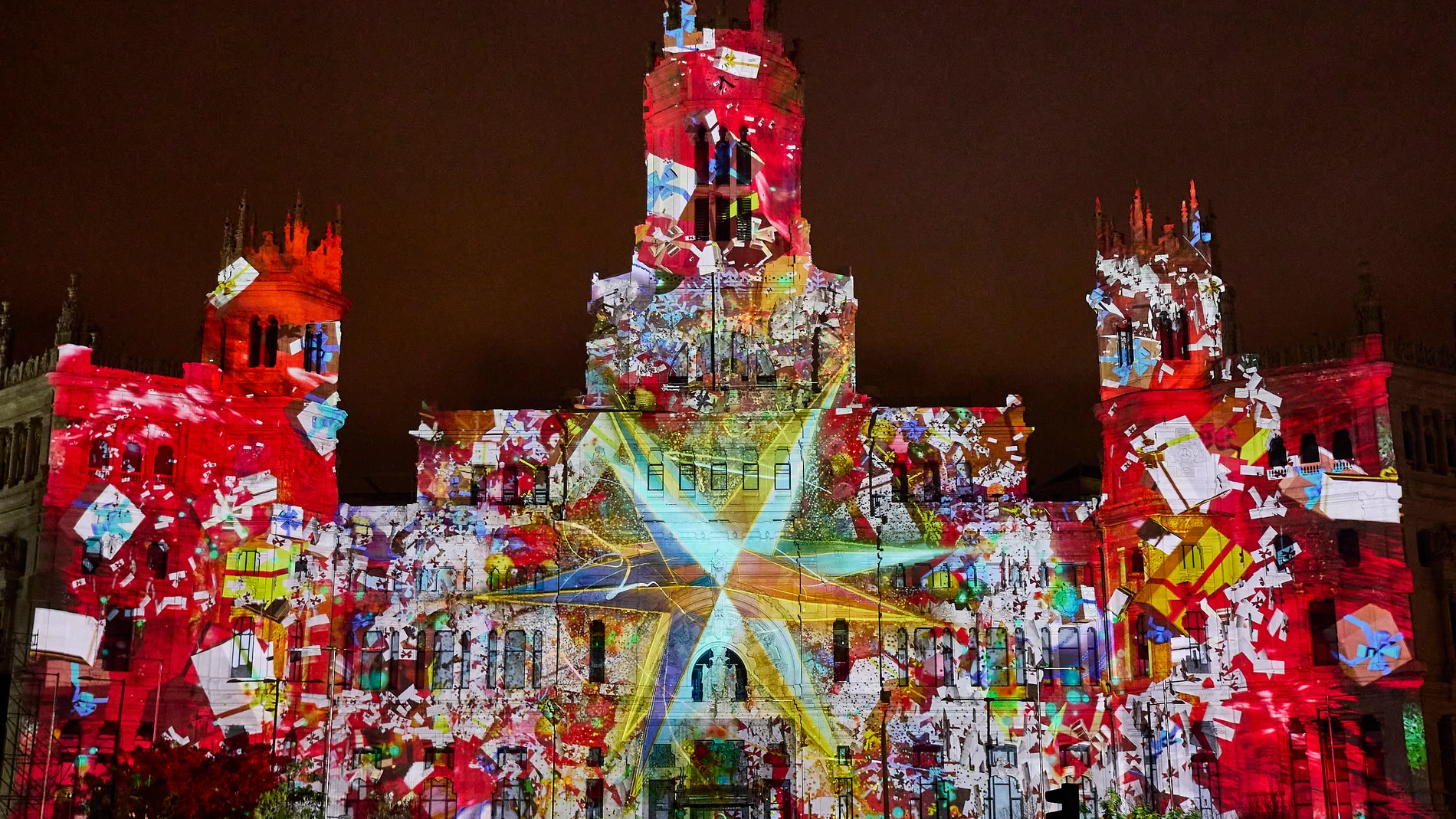 Escenas del espectáculo visual realizado mediante videomapping proyectadas en la fachada del Ayuntamiento de Madrid, Palacio de Cibeles