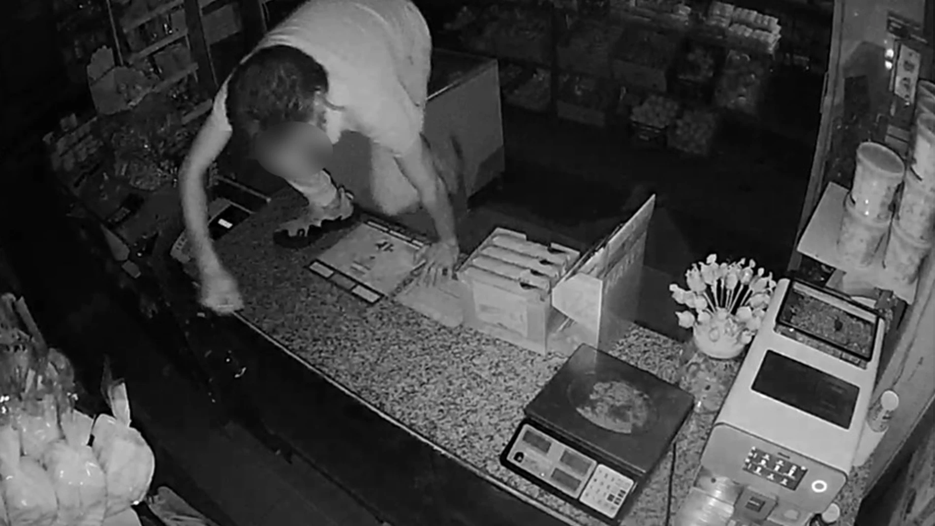 Captura de la grabación de una cámara de seguridad durante uno de los robosGUARDIA CIVIL19/12/2022