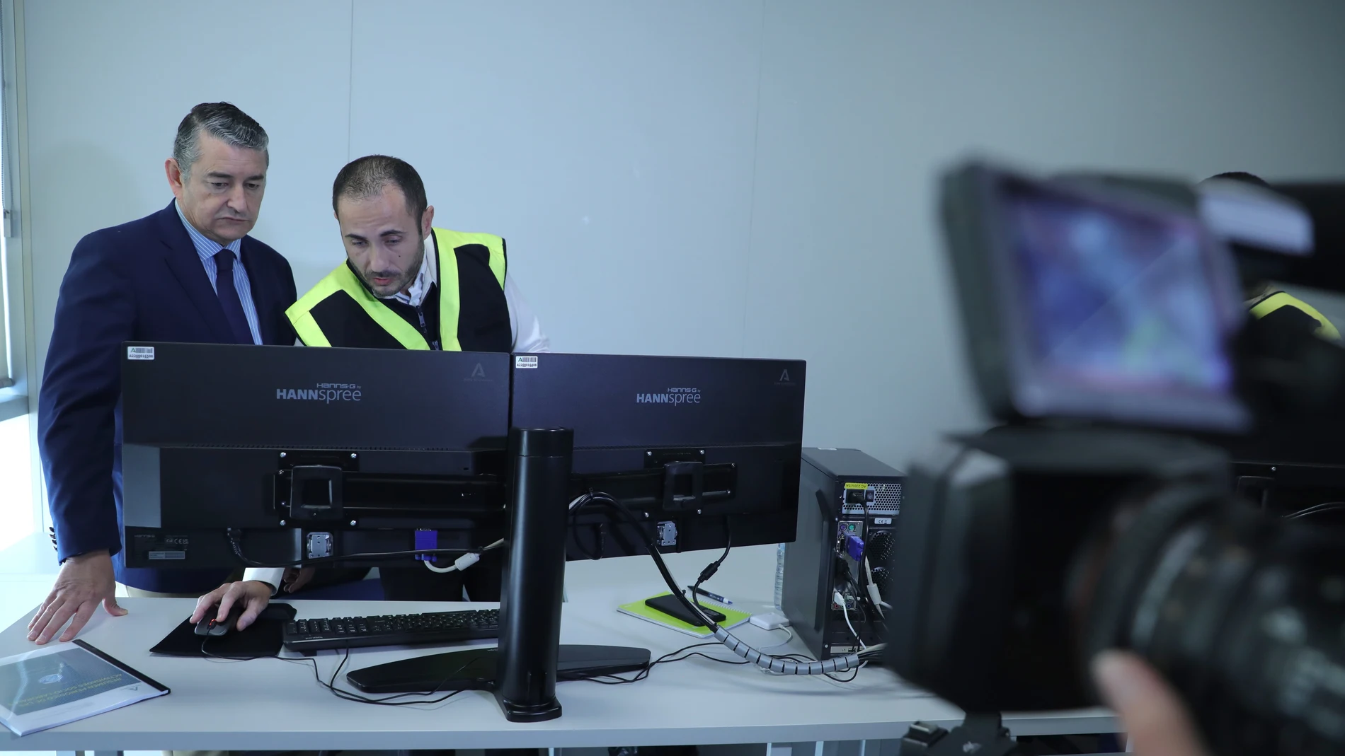 El consejero de la Presidencia, Interior, Diálogo Social y Simplificación Administrativa, Antonio Sanz, realiza una visita al nuevo Equipo de Seguridad, Ciberprotección y Vigilancia Digital Operativa (Escvdo)