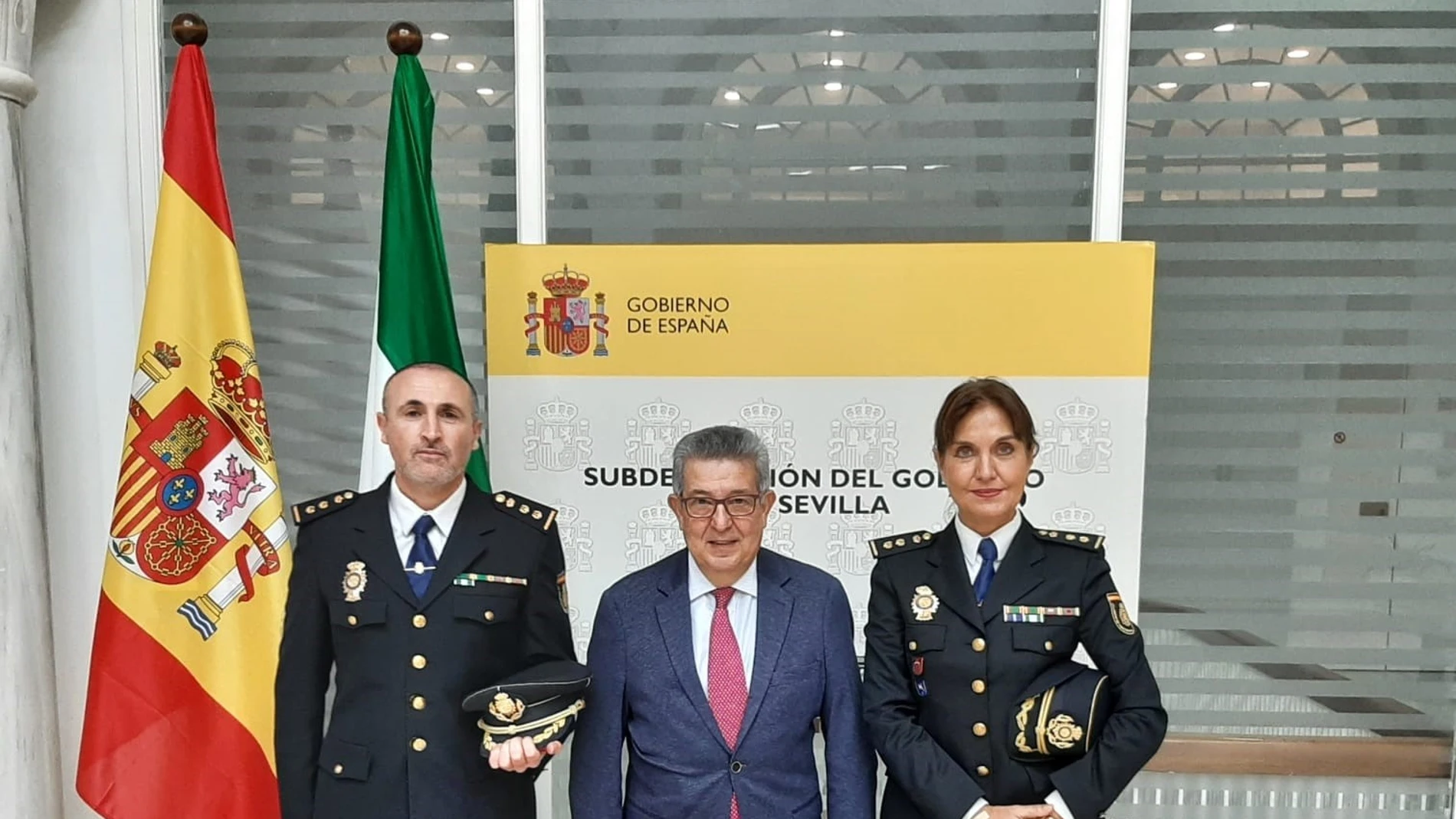 El subdelegado del Gobierno en Sevilla, Carlos Toscano, ha recibido a la nueva jefa de la Brigada Provincial de Policía Judicial, Ana María Cambón, tras tomar posesión y acompañada de Ernesto López Ganfornina, comisario jefe.SUBDELEGACION DEL GOBIERNO