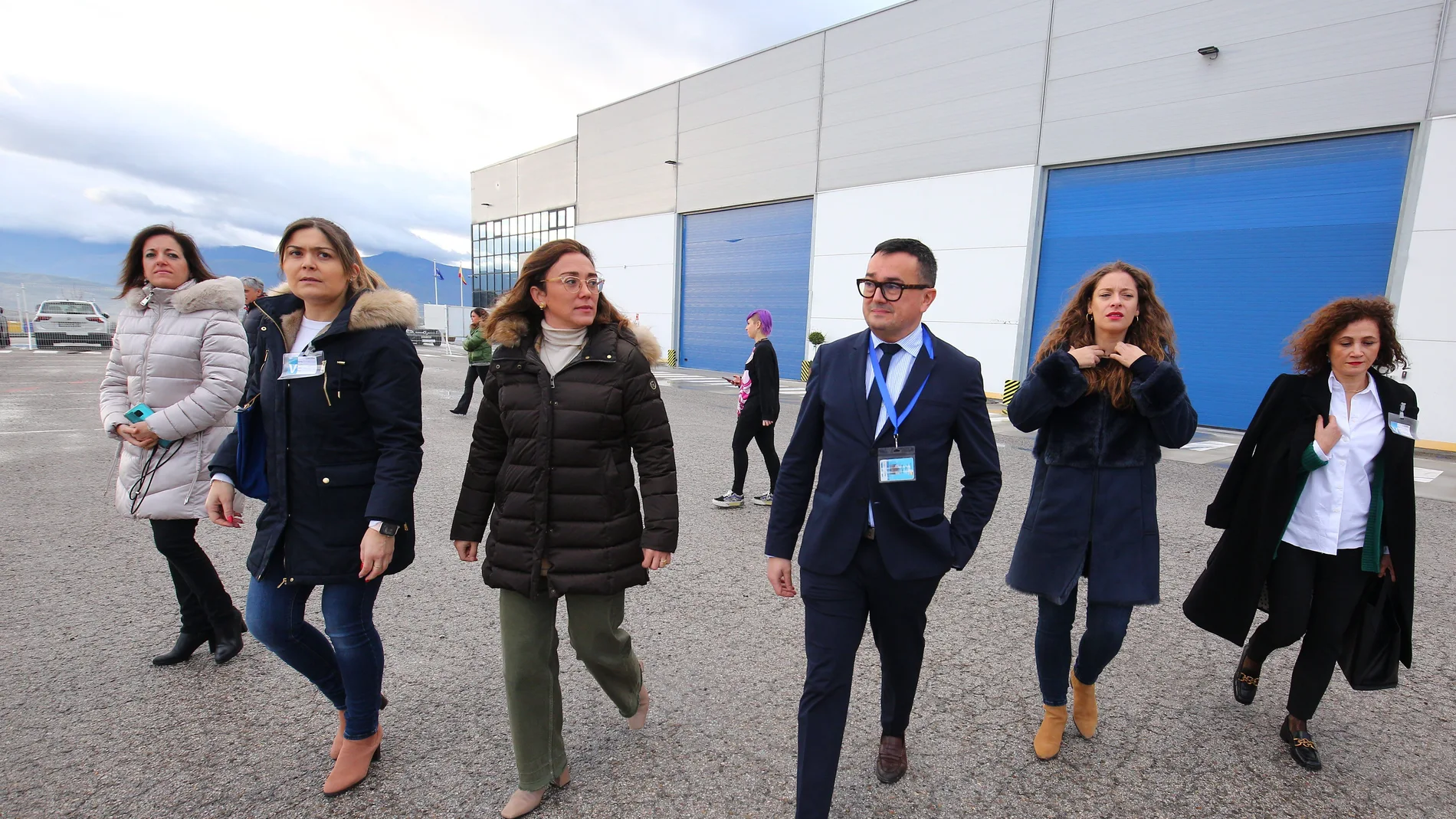 La consejera de Movilidad y Transformación Digital, María González Corral, junto al director de la empresa LM Wind Power Ponferrada, Jorge López, y la delegada de la Junta en León, Ester Muñoz, duranta la visita a la empresa