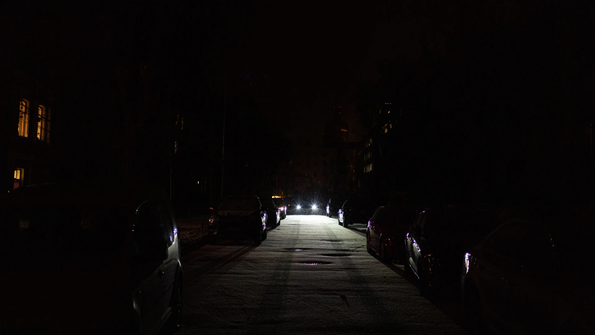 Un coche atraviesa una calle sin luz en Kyiv