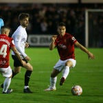 El jugador del Real Unión, Quique Rivero (c) y el jugador del Mallorca, Ruíz de Galarreta (d) durante el partido de la segunda ronda de la Copa del Rey que se juega hoy martes en el Stadium Gal de Irún.