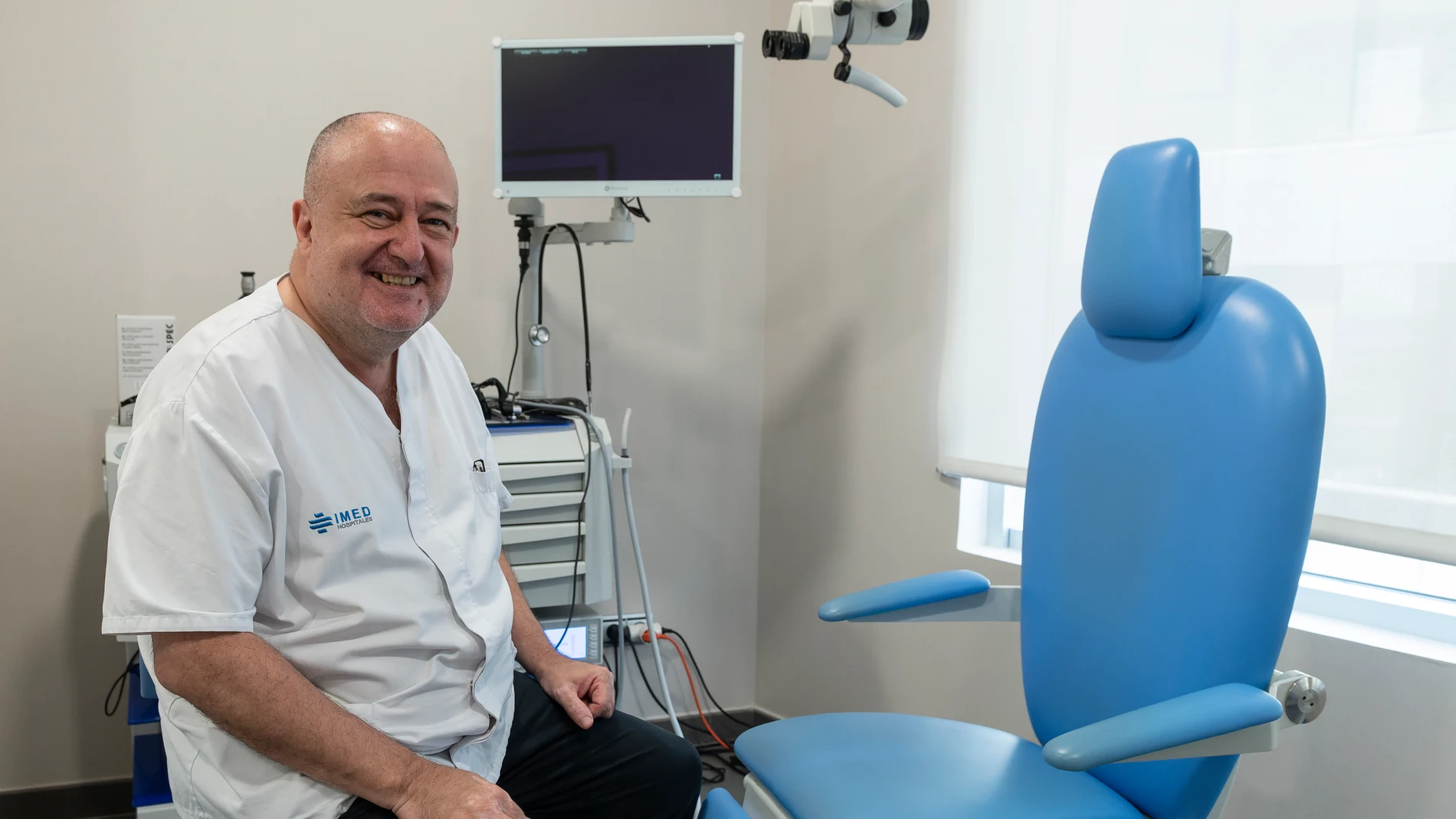 El Dr. Rafael Ramírez en su consulta de IMED Valencia