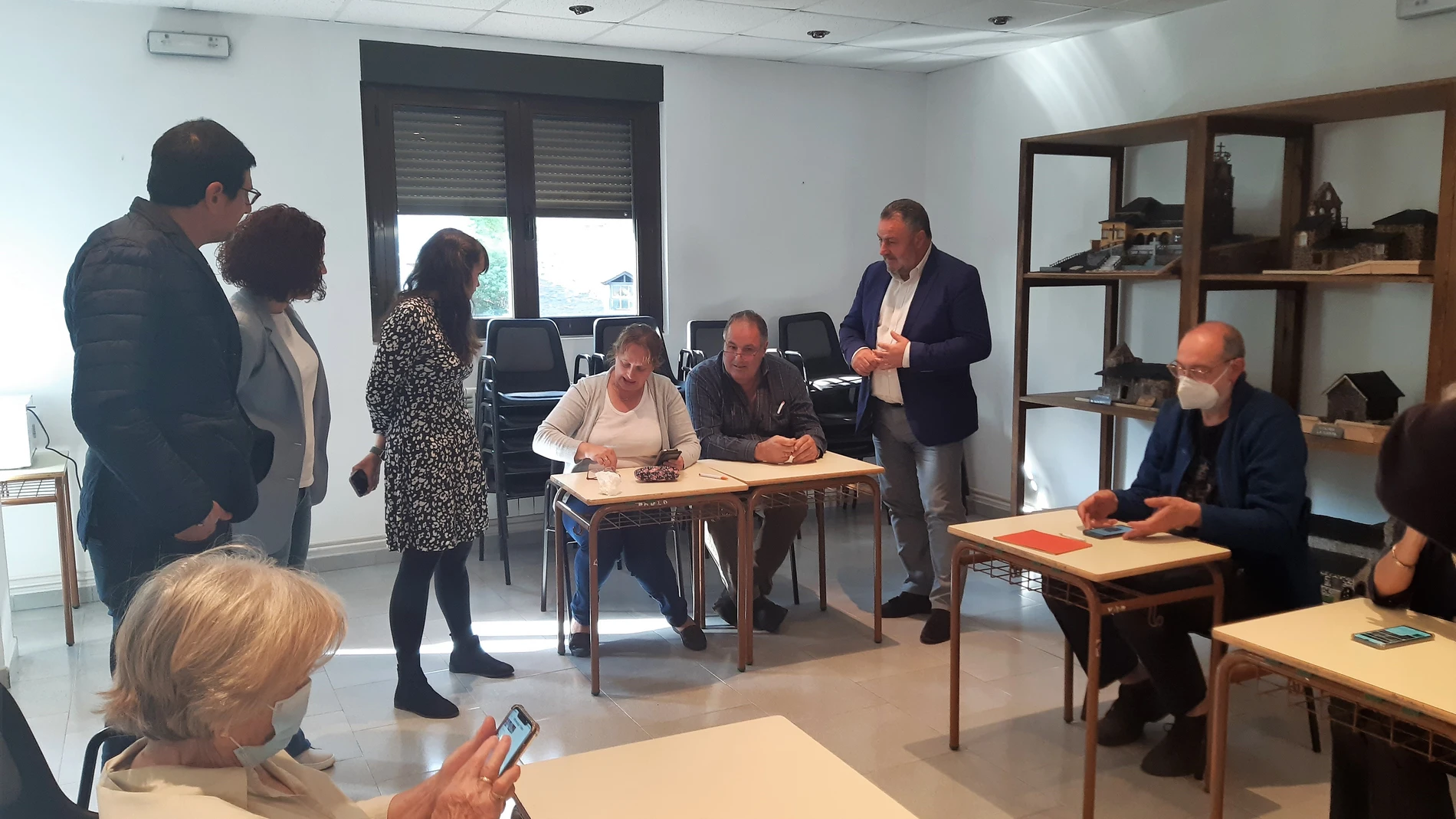 El presidente de la Diputación de León, Eduardo Morán, visita a uno de los grupos de alumnos que participan en el programa 'Redprendiendo en mi pueblo'