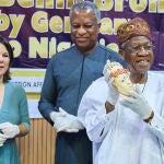 Alhaji Mohammed, ministro nigeriano de Información y de Cultura, muestra una de las piezas de Benín devueltas por Alemania.