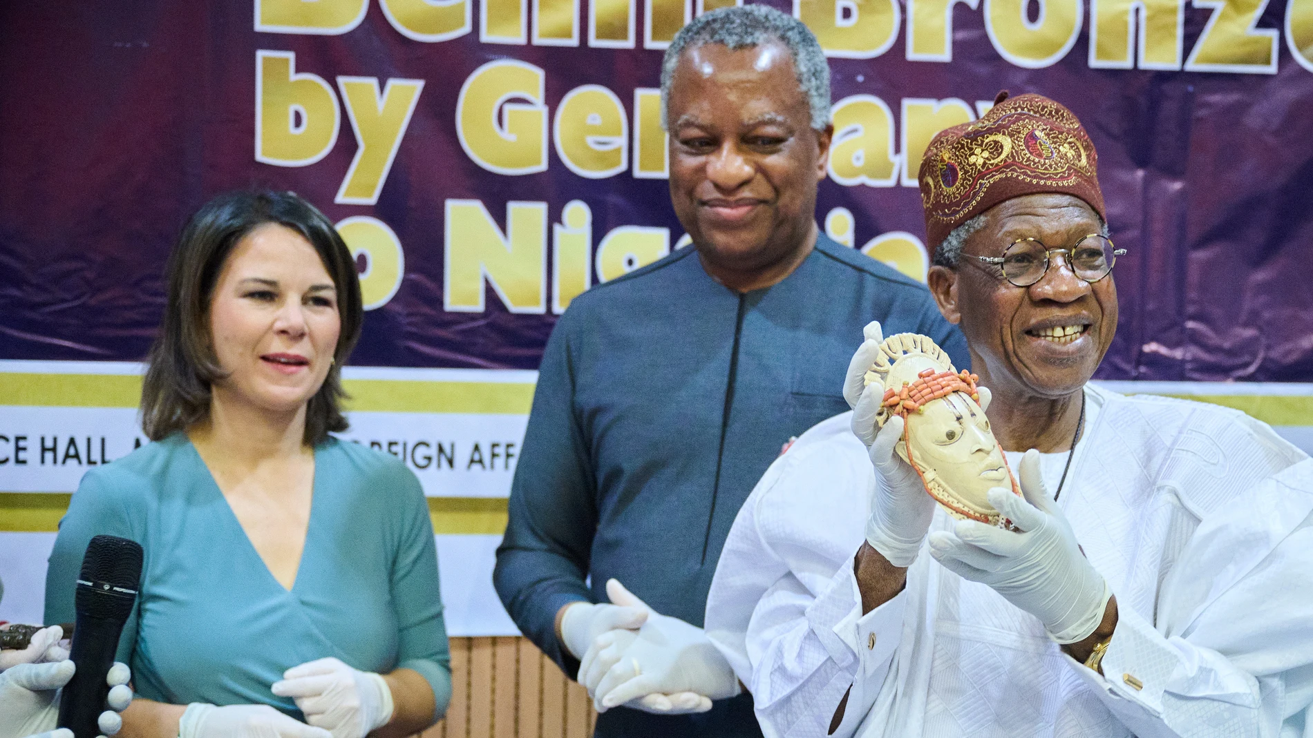 Alhaji Mohammed, ministro nigeriano de Información y de Cultura, muestra una de las piezas de Benín devueltas por Alemania.