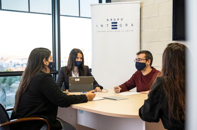 Integra CEE, filial de Clece, es un centro especial de empleo que promueve la inclusión laboral de personas con discapacidad.