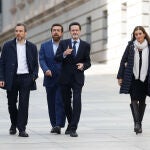 El portavoz adjunto de Ciudadanos (Cs) en el Congreso, Edmundo Bal y diputados de su partido se disponen a comparecer ante la prensa en la plaza de las Cortes este miércoles. EFE/ Juan Carlos Hidalgo