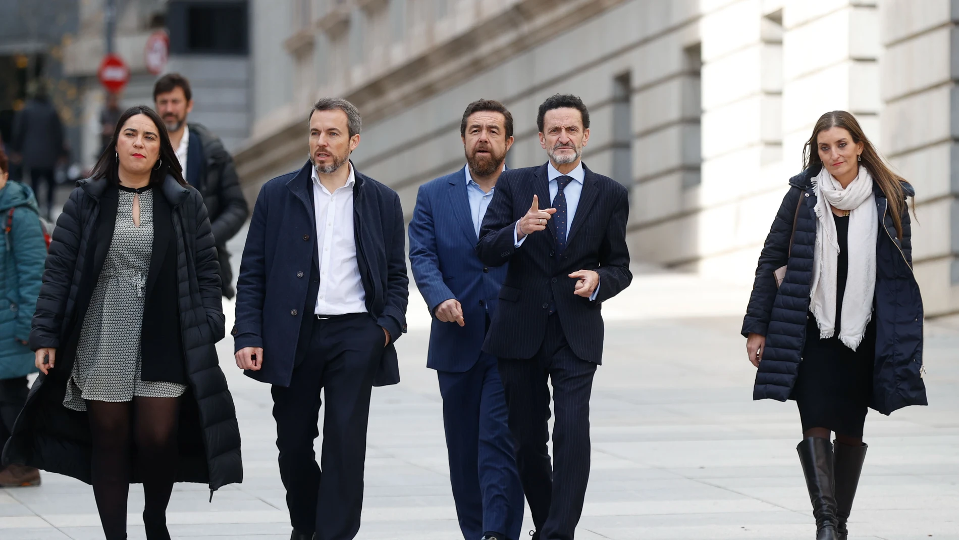 El portavoz adjunto de Ciudadanos (Cs) en el Congreso, Edmundo Bal y diputados de su partido se disponen a comparecer ante la prensa en la plaza de las Cortes este miércoles. EFE/ Juan Carlos Hidalgo