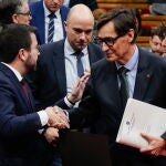 El presidente del grupo parlamentario de Socialistes - Units per Avançar, Salvador Illa (d) saluda al presidente de la Generalitat, Pere Aragonès (i) tras la sesión de control en el Parlament, celebrada este miércoles en plena negociación con PSC y JxCat para aprobar los presupuestos para 2022. EFE/Enric Fontcuberta