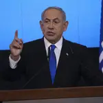 Benjamin Netanyahu, líder del partido Likud, se dirige a sus seguidores en la sede de su formación en Jerusalén
