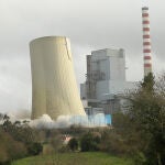 Vista de la demolición de la torre de refrigeración de la central térmica de Meirama, a 21 de diciembre de 2022, en Cerceda, Meirama, A Coruña, Galicia (España)