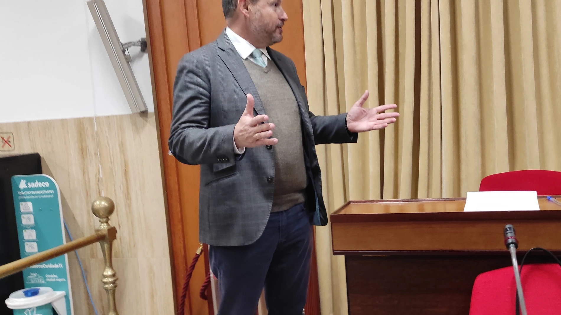 El concejal no adscrito y exdelegado de Infraestructuras del Ayuntamiento de Córdoba, David Dorado, en el Pleno. EUROPA PRESS