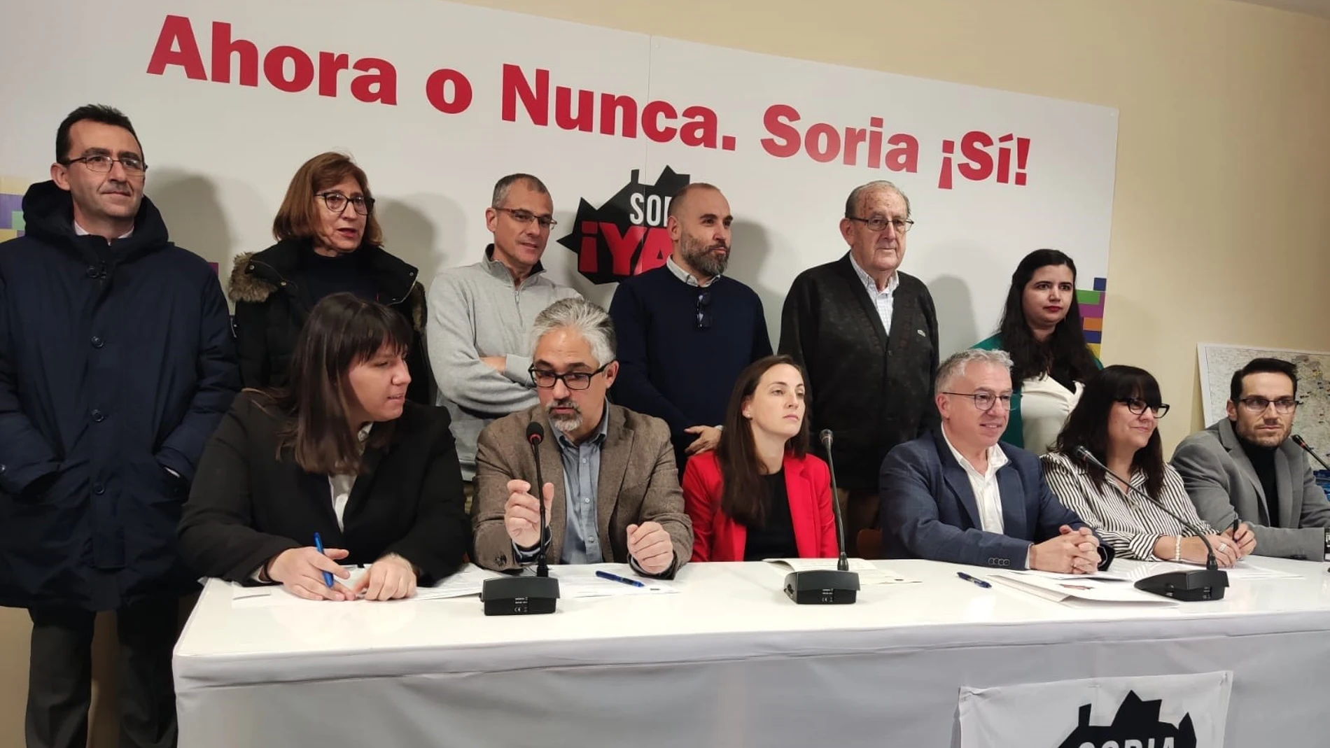 Miembros de Soria ¡Ya! con su presidenta Silvia Largo y su secretario general, Ángel Ceña, a la cabeza, durante la rueda de prensa en la que anunciaron que no concurrirán a las locales de mayo